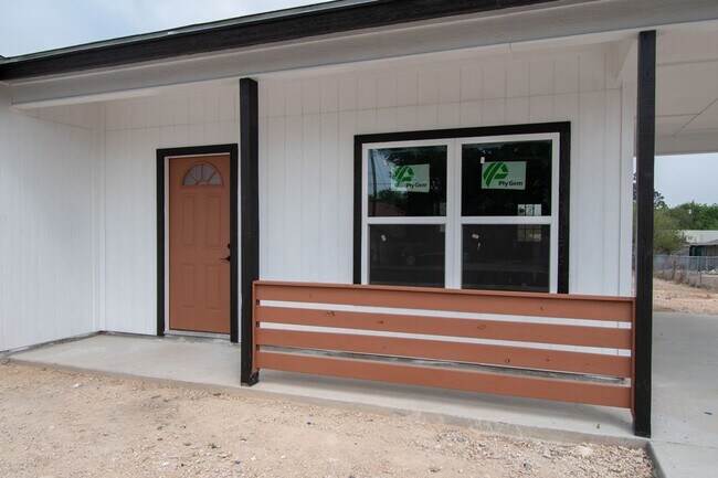 1105 West Dr in Del Rio, TX - Building Photo - Building Photo