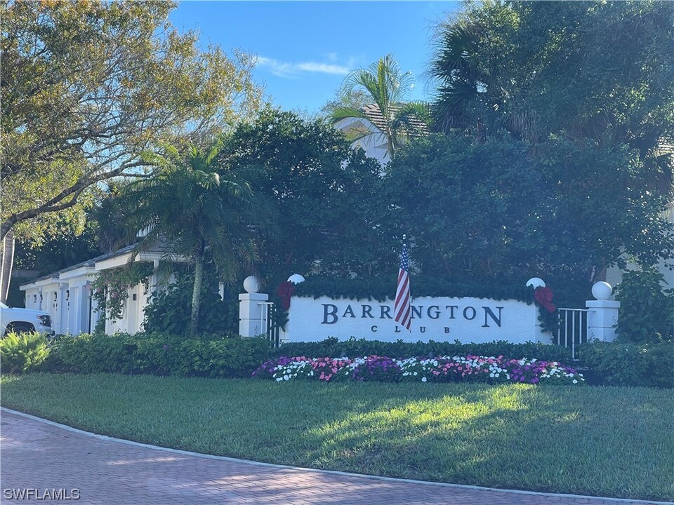 7046 Barrington Cir in Naples, FL - Foto de edificio