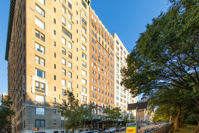 52 Riverside Drive Owners Corp in New York, NY - Foto de edificio - Building Photo