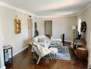 150-152 N Brentwood in Clayton, MO - Foto de edificio - Building Photo