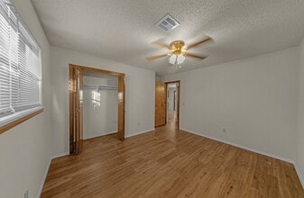 2204 Douglas St in Bentonville, AR - Foto de edificio - Building Photo