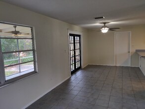 1737 Vivian Ct in Deltona, FL - Building Photo - Building Photo
