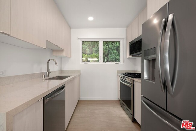 847 S Sherbourne Dr in Los Angeles, CA - Building Photo - Building Photo