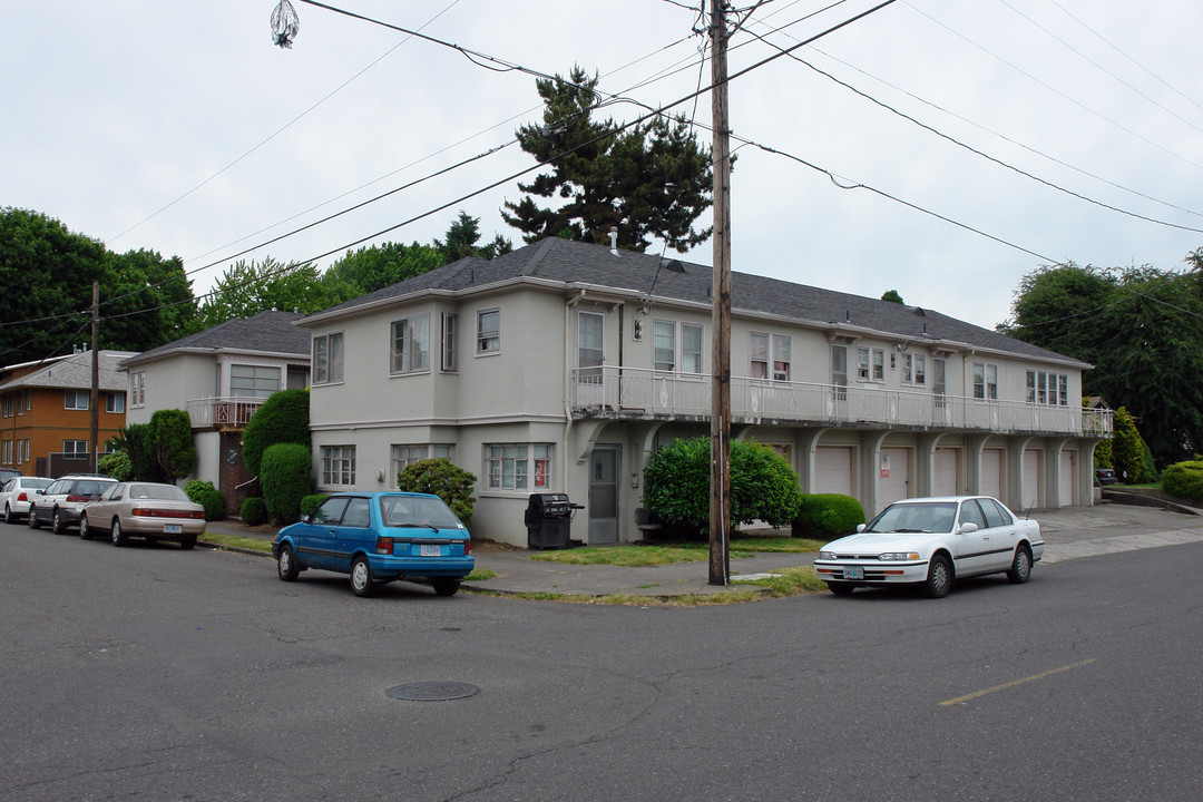 2410 NE Hoyt St in Portland, OR - Foto de edificio