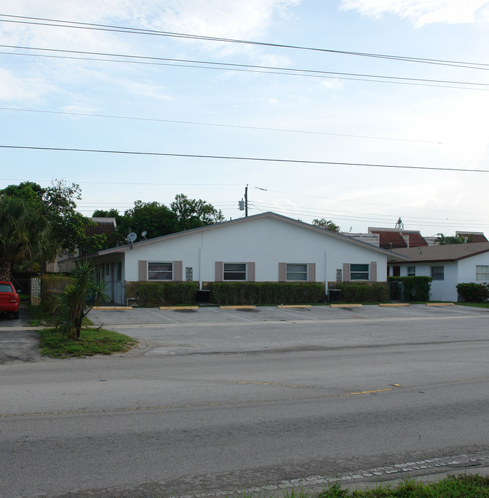 5621 NW 15th St in Fort Lauderdale, FL - Building Photo