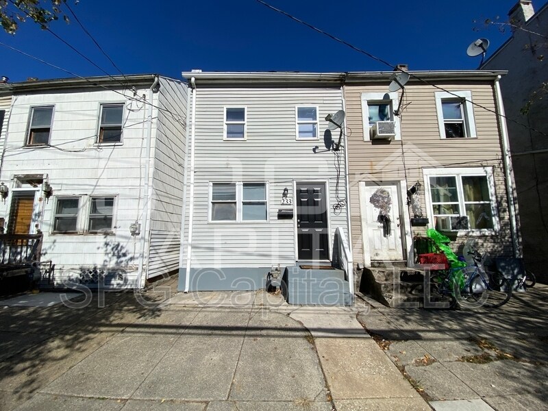 233 E College Ave in York, PA - Building Photo