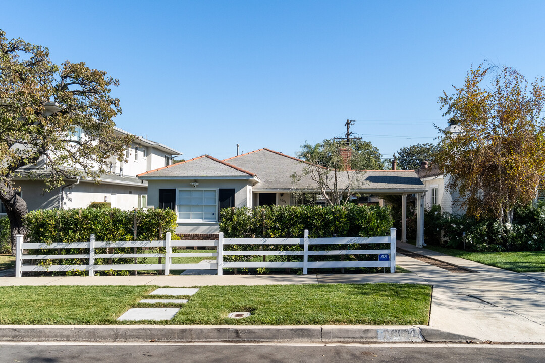 8004 Holy Cross Pl in Los Angeles, CA - Building Photo