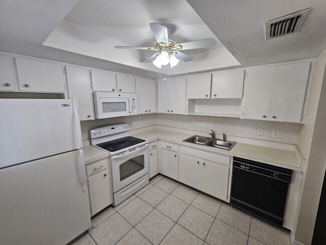 3536 Pinecrest St, Unit 3536 Pinecrest Street#104 in Sarasota, FL - Building Photo - Building Photo
