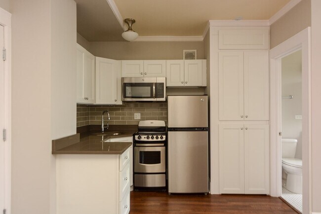 818 W Lakeside Pl, Unit A00C