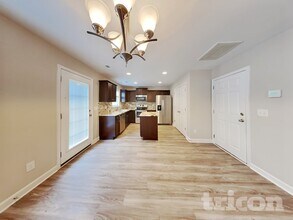 1655 Crestlawn Tl in Winston-Salem, NC - Foto de edificio - Building Photo