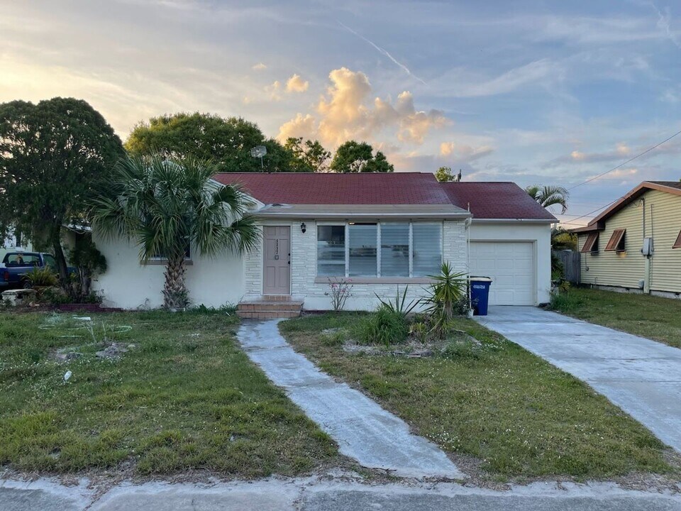 1117 Colonial Rd in Fort Pierce, FL - Building Photo