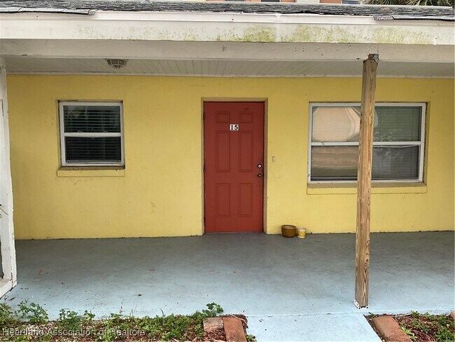 2121 Lakeview Dr in Sebring, FL - Building Photo - Building Photo