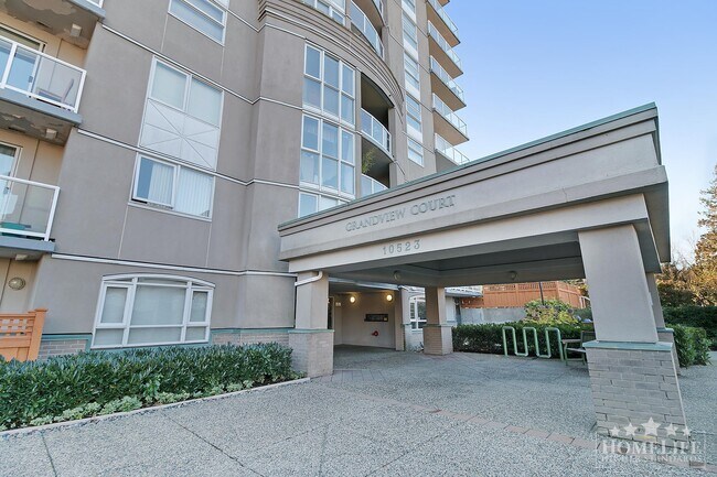 10523 University Dr in Surrey, BC - Building Photo - Building Photo