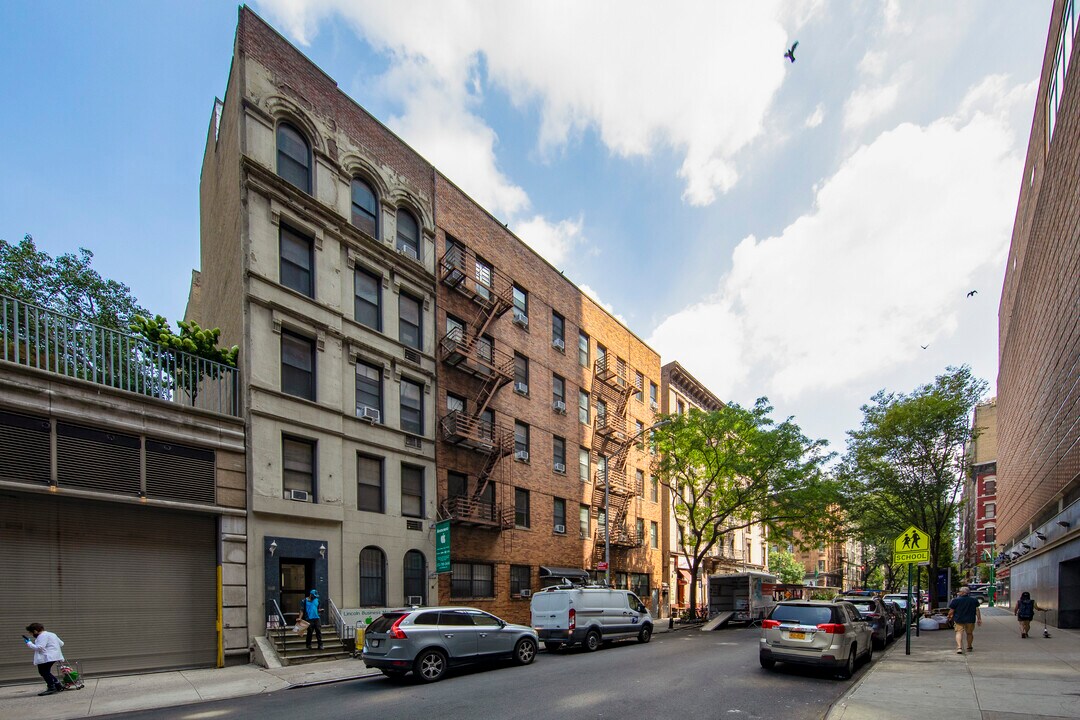 107 W 68th St in New York, NY - Building Photo