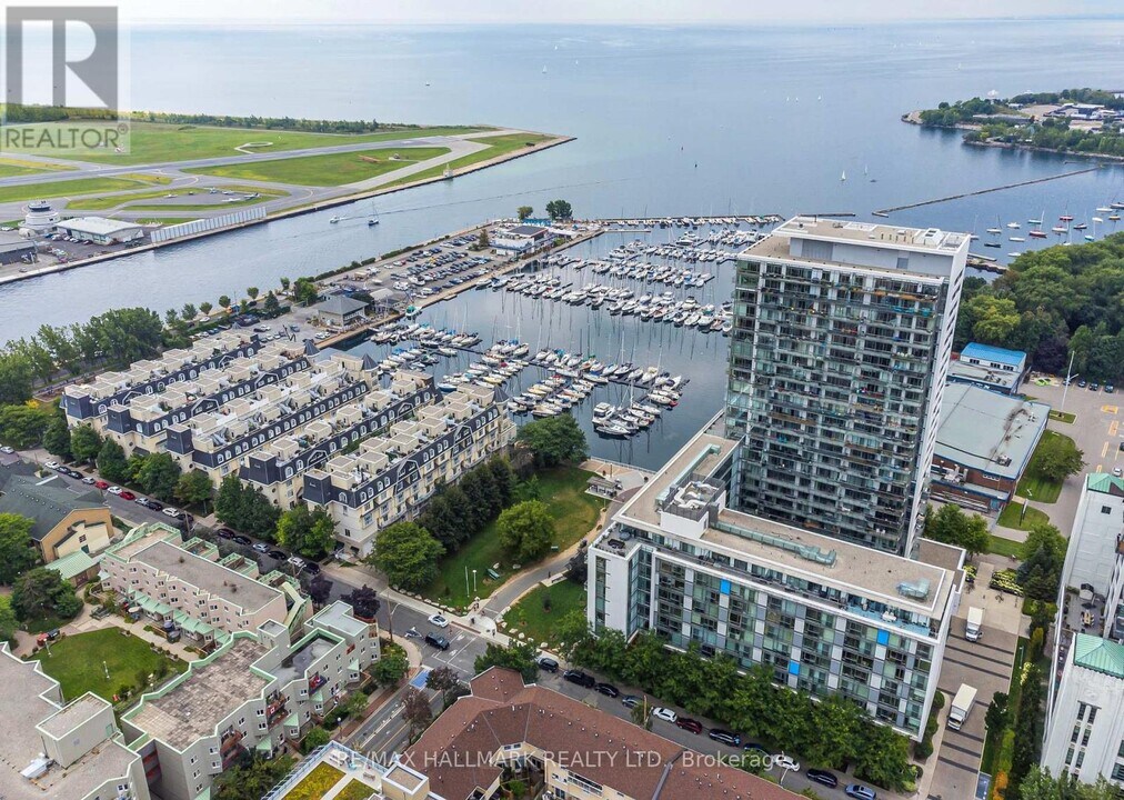 90 Stadium Rd in Toronto, ON - Building Photo