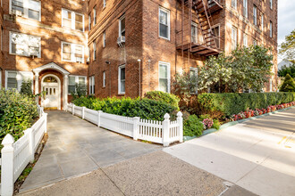 The Curtis Residence in Kew Gardens, NY - Building Photo - Building Photo