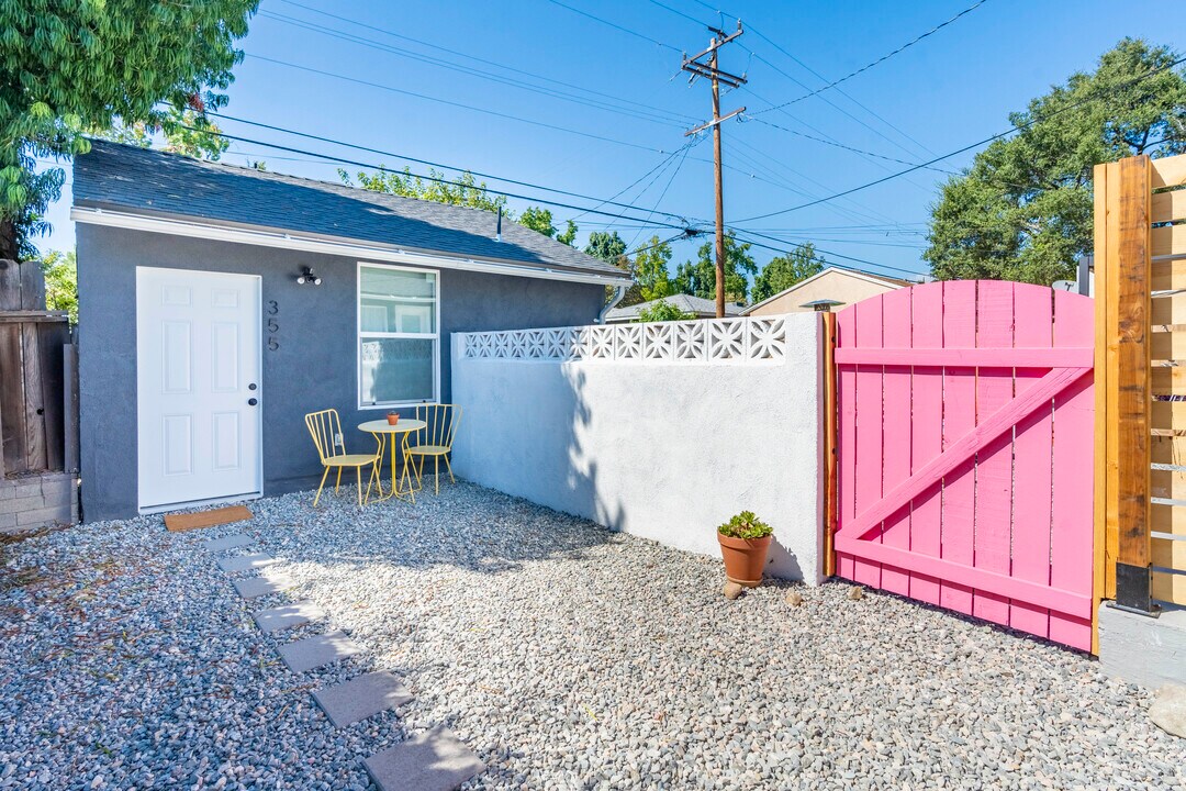355 St Bonaventure Ave in Claremont, CA - Foto de edificio