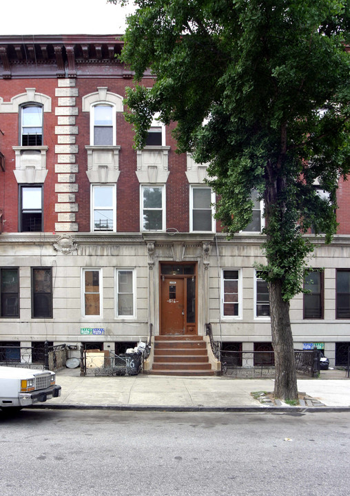 516 Bainbridge St in Brooklyn, NY - Building Photo