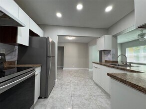 6712 NW 60th St in Tamarac, FL - Building Photo - Building Photo