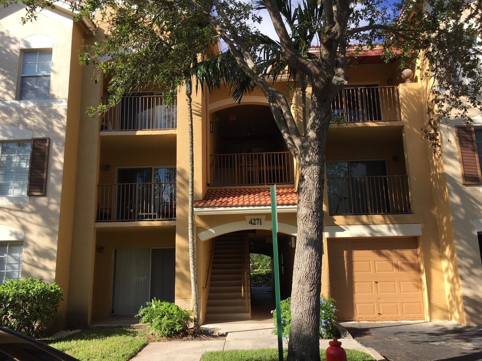 4271 San Marino Blvd-Unit -106 in West Palm Beach, FL - Building Photo