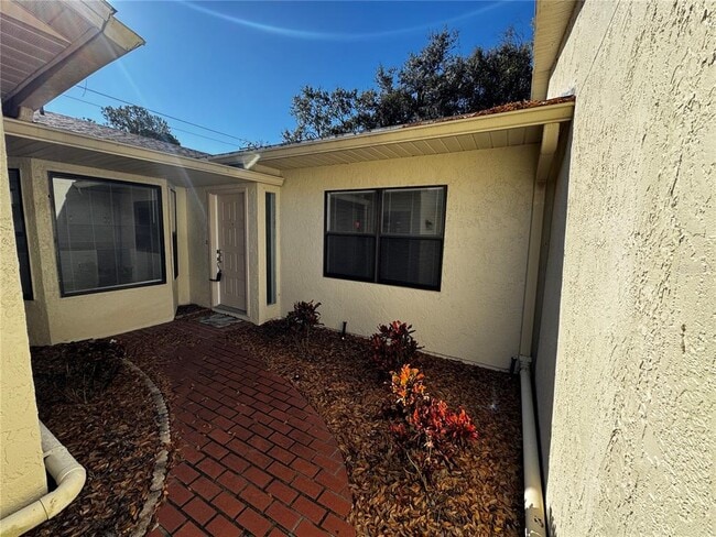 2205 Cypress Cove Dr in Tavares, FL - Building Photo - Building Photo