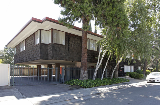 3704 Bonnie Ln in Stockton, CA - Foto de edificio - Building Photo