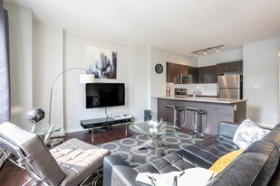 10152-10104 104 St NW in Edmonton, AB - Building Photo