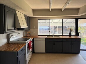 15730 Corsair Rd in Houston, TX - Building Photo - Building Photo