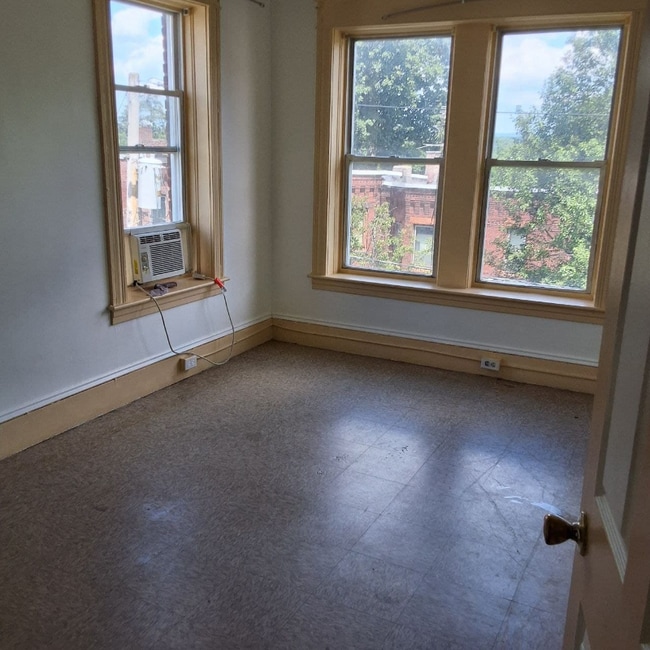 37 Clinton Ave in Holyoke, MA - Building Photo - Building Photo