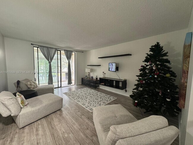 3730 Inverrary Dr in Lauderhill, FL - Foto de edificio - Building Photo