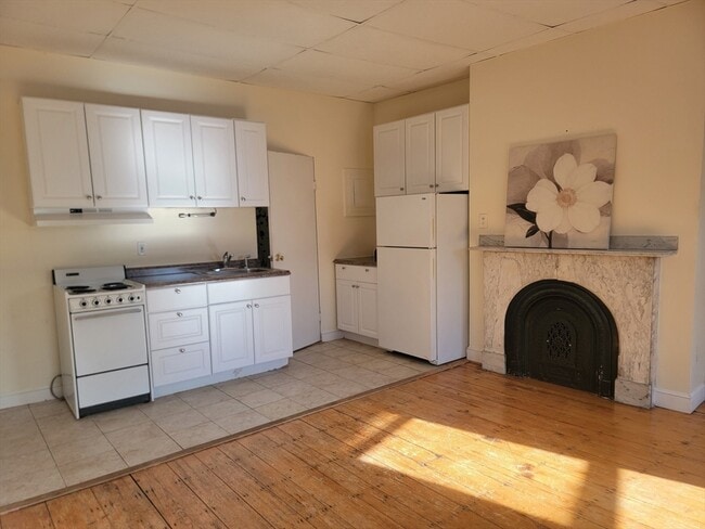 694 Massachusetts Ave, Unit 7 in Boston, MA - Foto de edificio - Building Photo