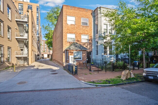 818 7th St NE in Washington, DC - Building Photo - Building Photo