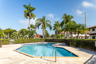 Midway Point Apartments in Miami, FL - Foto de edificio - Building Photo