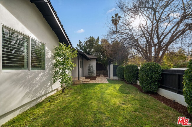 20212 Oxnard St in Los Angeles, CA - Building Photo - Building Photo