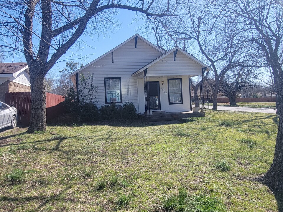1702 E Pecan St in Sherman, TX - Building Photo