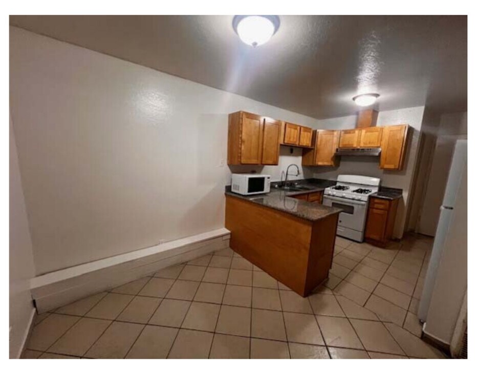 915 Acosta Plaza in Salinas, CA - Building Photo