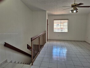 2246 W 74th St, Unit 201-10 in Hialeah, FL - Foto de edificio - Building Photo