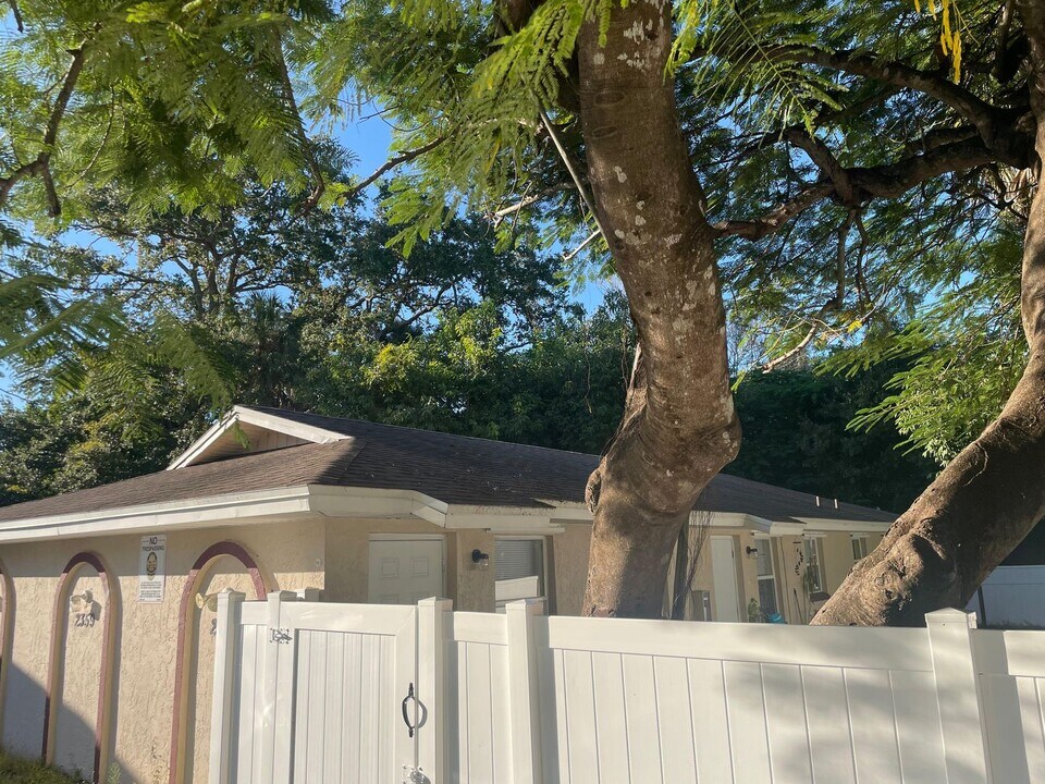 2357 Lafayette St in Ft. Myers, FL - Building Photo