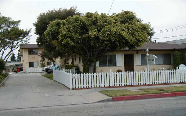 Emerald Apartments in Torrance, CA - Building Photo