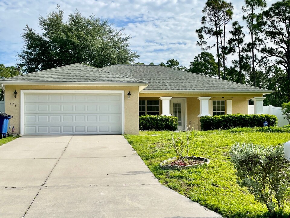 429 Hedgewood St in Lehigh Acres, FL - Foto de edificio