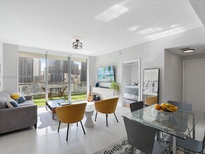 90 SW 3rd St in Miami, FL - Building Photo - Building Photo