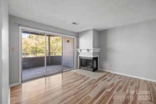 2505 Stockbridge Dr in Charlotte, NC - Building Photo