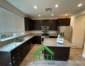 4060 Beechcraft Way in Sacramento, CA - Building Photo - Building Photo
