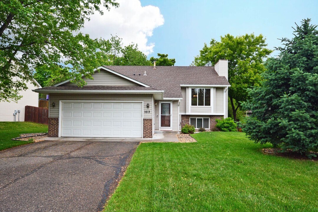 1613 Boardwalk in Eagan, MN - Foto de edificio