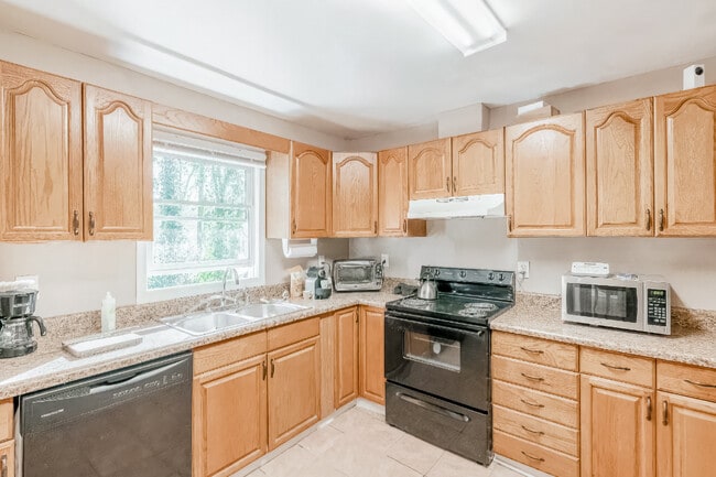 property at 2136 Chestnut Hill Cir