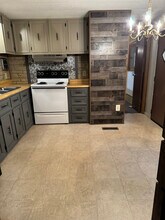 655 Holbert Rd in Hendersonville, NC - Foto de edificio - Building Photo