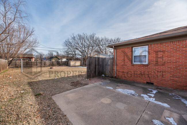 220 N Gow St in Wichita, KS - Foto de edificio - Building Photo