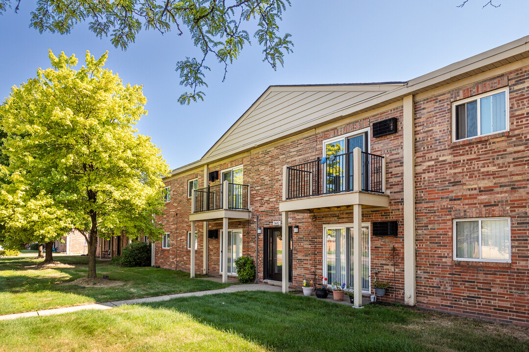 Dearborn Club Apartments in Dearborn Heights, MI - Foto de edificio