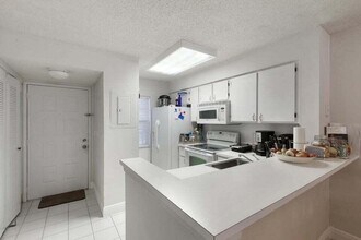 2230 N Cypress Bend Dr in Pompano Beach, FL - Building Photo - Building Photo