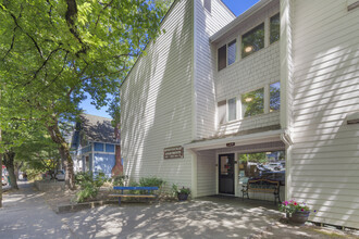 Honeysuckle Apartments in Seattle, WA - Building Photo - Building Photo